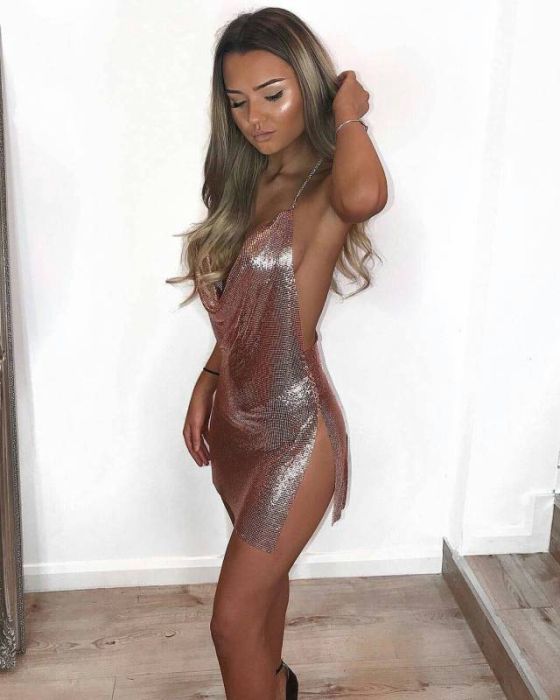 Фигуристые девушки в красивых платьях