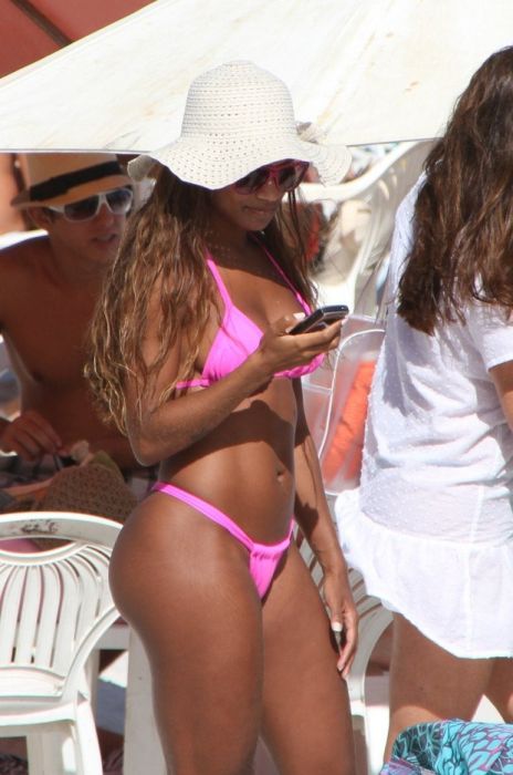 Девушки на пляжах Бразилии