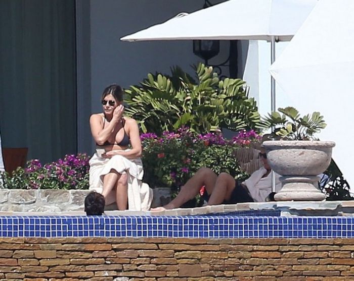 Дженнифер Энистон в бикини