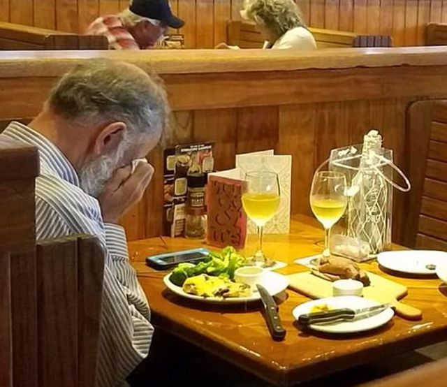 Стол был накрыт на двоих...