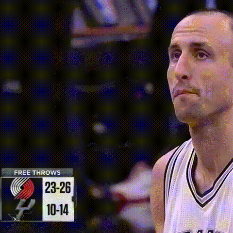 Американский баскетболист Ману Джинобили забросил мяч, пытаясь промахнуться