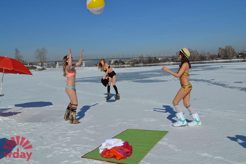 Сибирячки в бикини на снегу