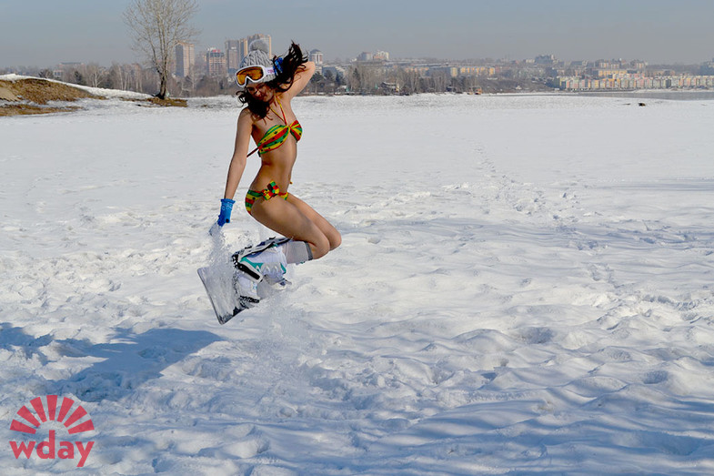 Сибирячки в бикини на снегу