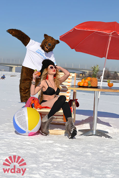 Сибирячки в бикини на снегу