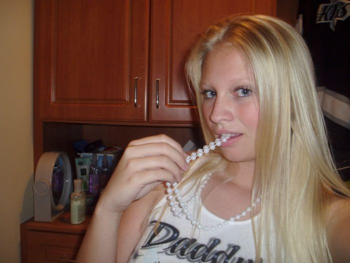 Симпатичная блондиночка желает познакомиться