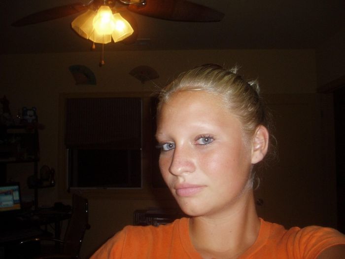 Симпатичная блондиночка желает познакомиться