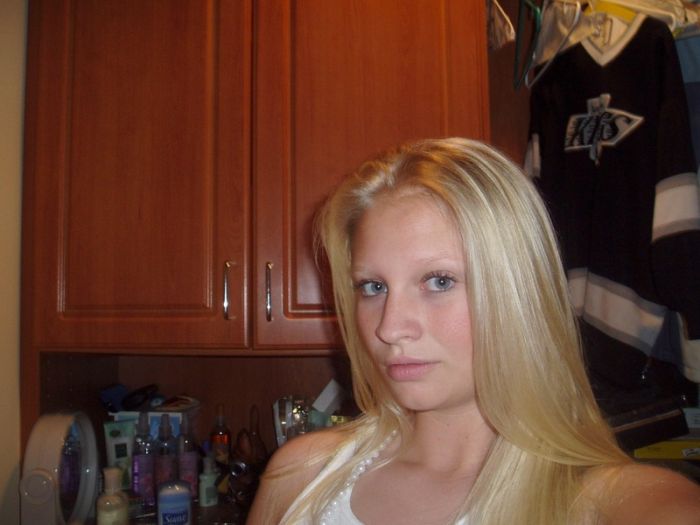Симпатичная блондиночка желает познакомиться