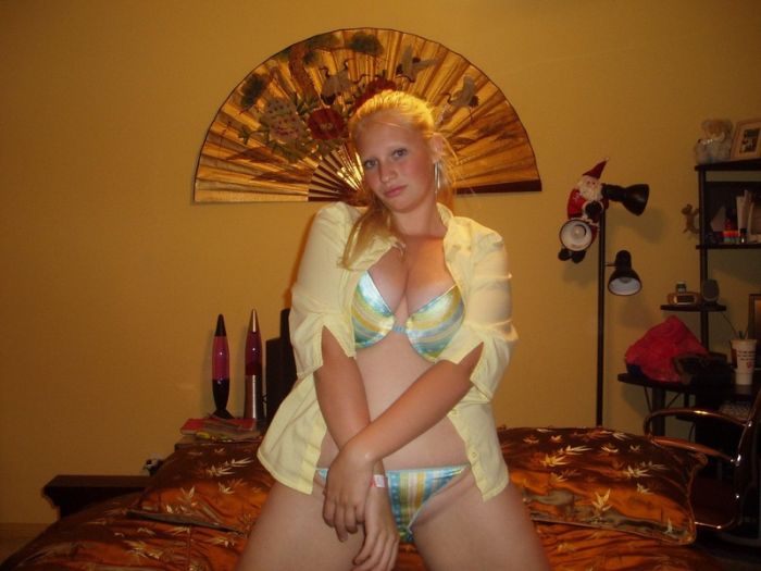 Симпатичная блондиночка желает познакомиться