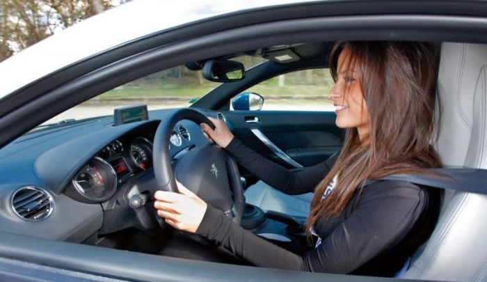 Красивые девушки и их автомобили (103 фото)