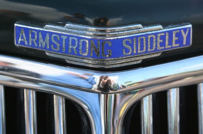 Эмблемы и логотипов ретро автомобилей (158 фото)