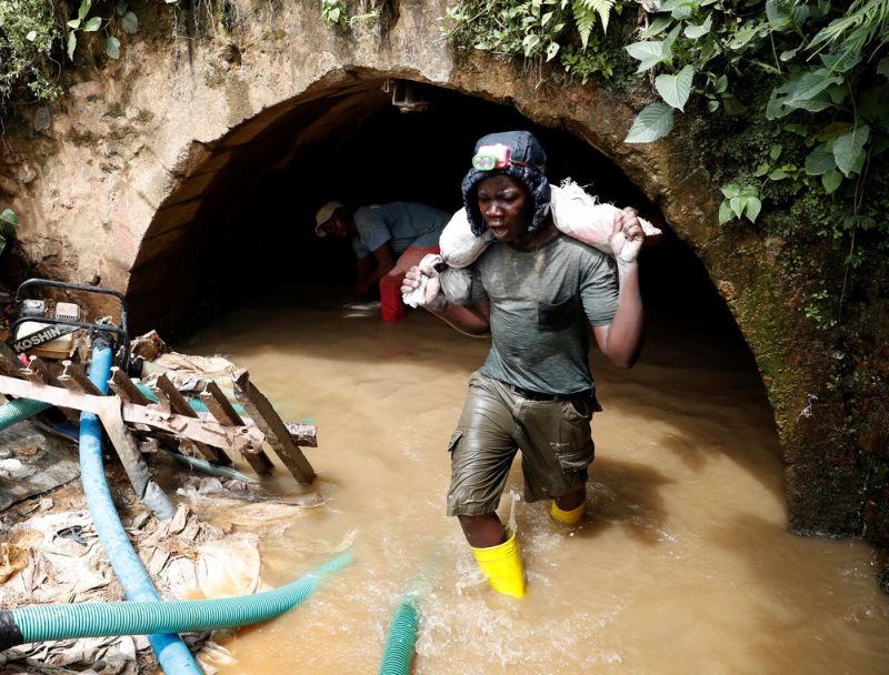 Кустарная добыча золота в Конго