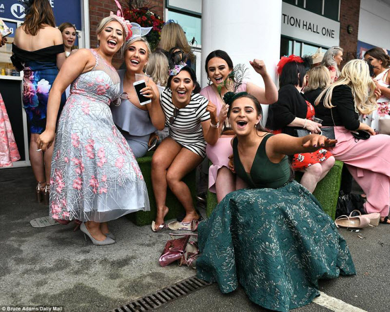 Ladies Day на скачках в Эйнтри