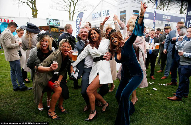 Ladies Day на скачках в Эйнтри