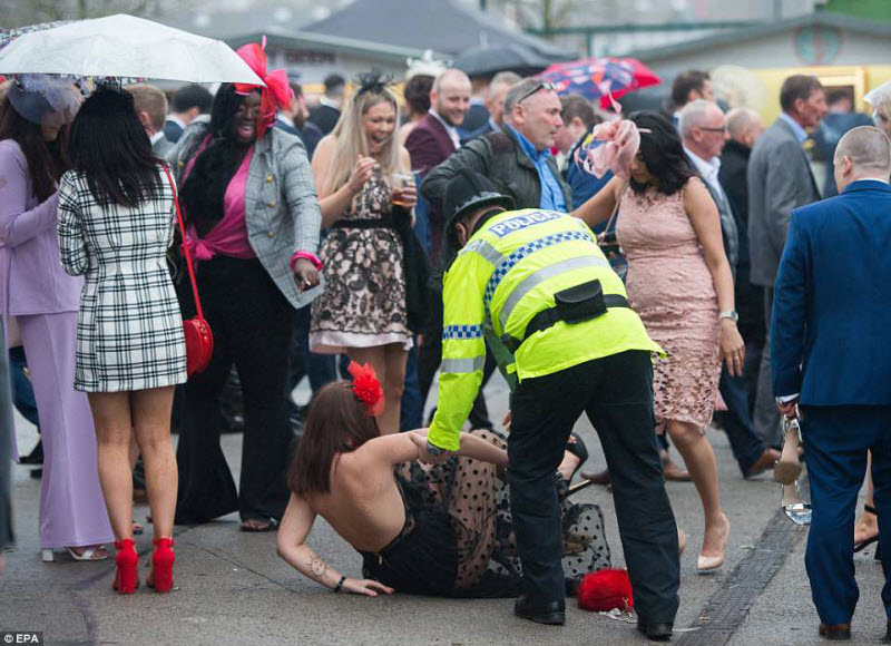 Ladies Day на скачках в Эйнтри