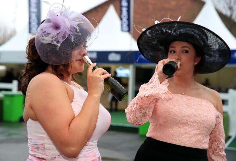 Ladies Day на скачках в Эйнтри