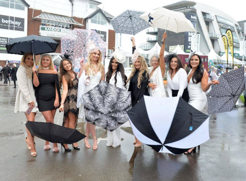 Ladies Day на скачках в Эйнтри