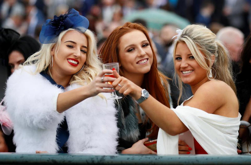 Ladies Day на скачках в Эйнтри
