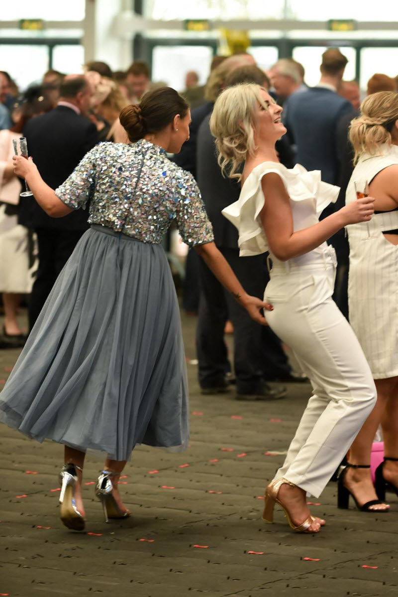 Ladies Day на скачках в Эйнтри