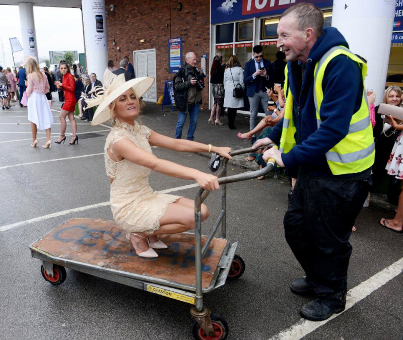 Ladies Day на скачках в Эйнтри