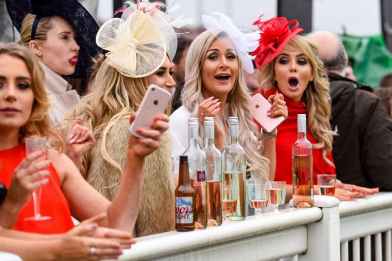 Ladies Day на скачках в Эйнтри