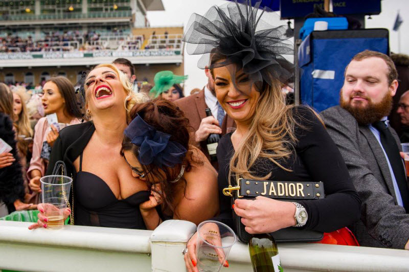 Ladies Day на скачках в Эйнтри