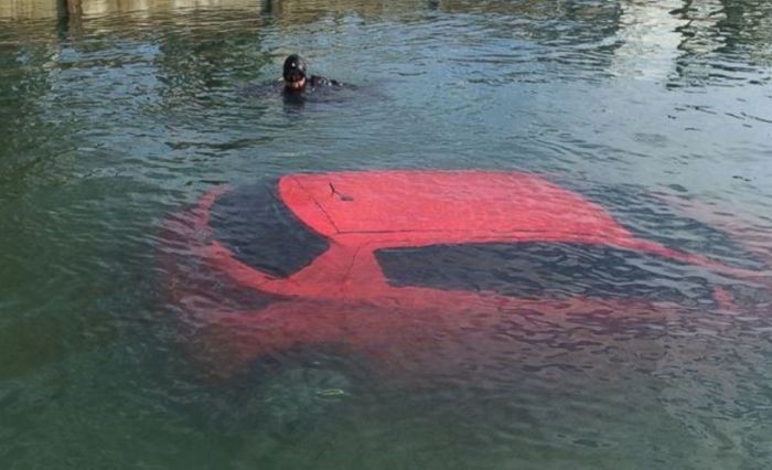 Следуя указаниями навигатора, канадка оказалась в озере