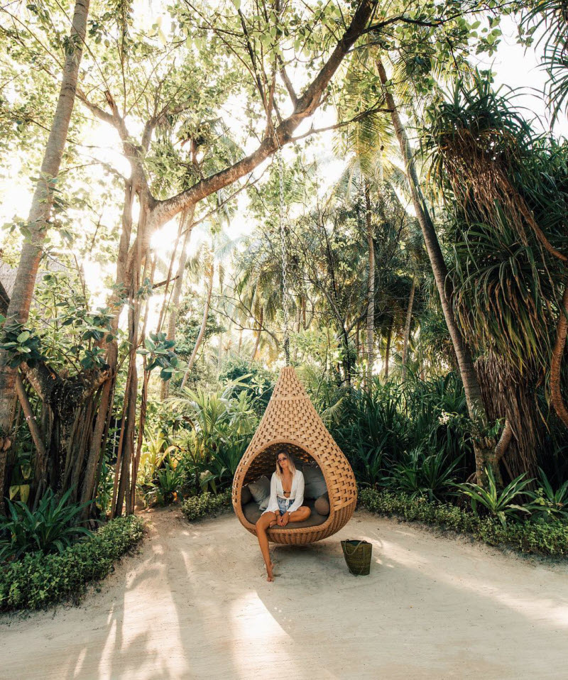 Работа мечты: 25-летняя девушка путешествует и зарабатывает до $900 за пост в Instagram