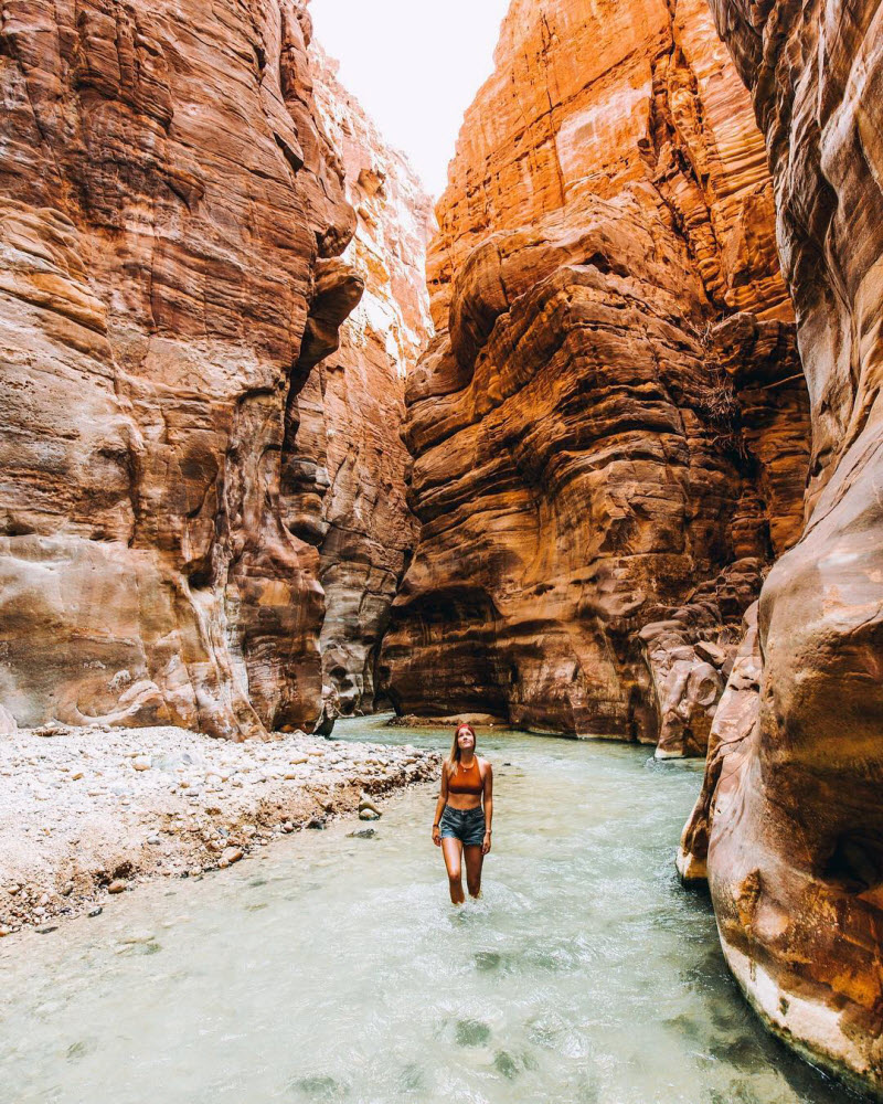 Работа мечты: 25-летняя девушка путешествует и зарабатывает до $900 за пост в Instagram