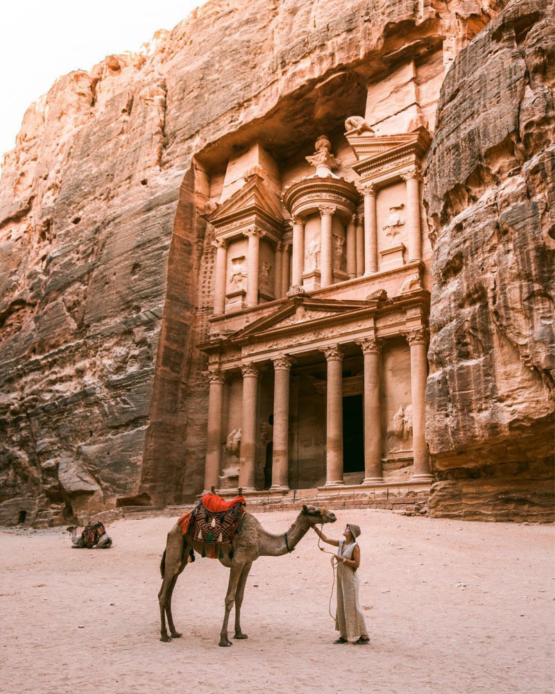 Работа мечты: 25-летняя девушка путешествует и зарабатывает до $900 за пост в Instagram