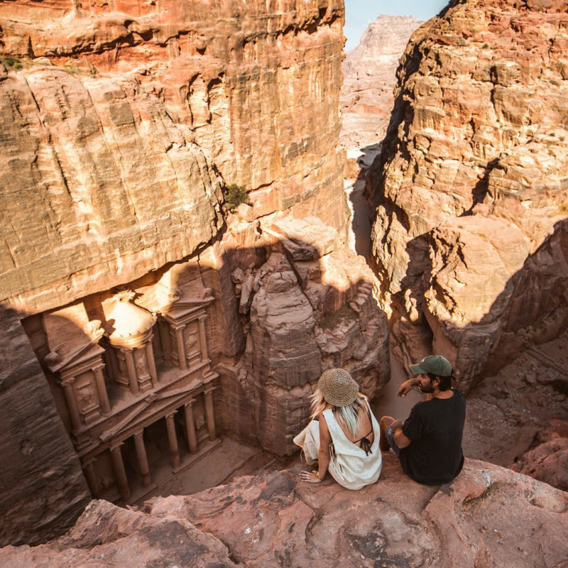 Работа мечты: 25-летняя девушка путешествует и зарабатывает до $900 за пост в Instagram