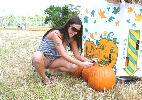 Смелые девицы без трусов под юбкой