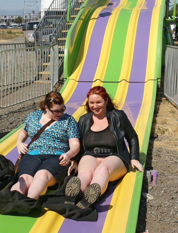 Смелые девицы без трусов под юбкой