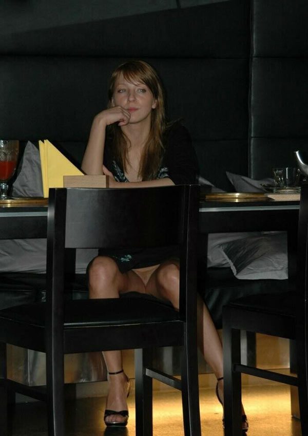 Смелые девицы без трусов под юбкой