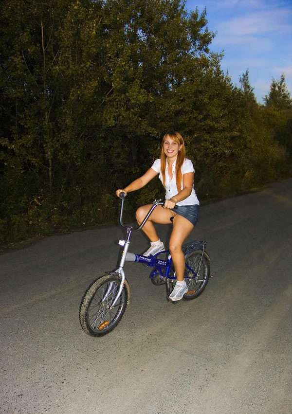 Смелые девицы без трусов под юбкой