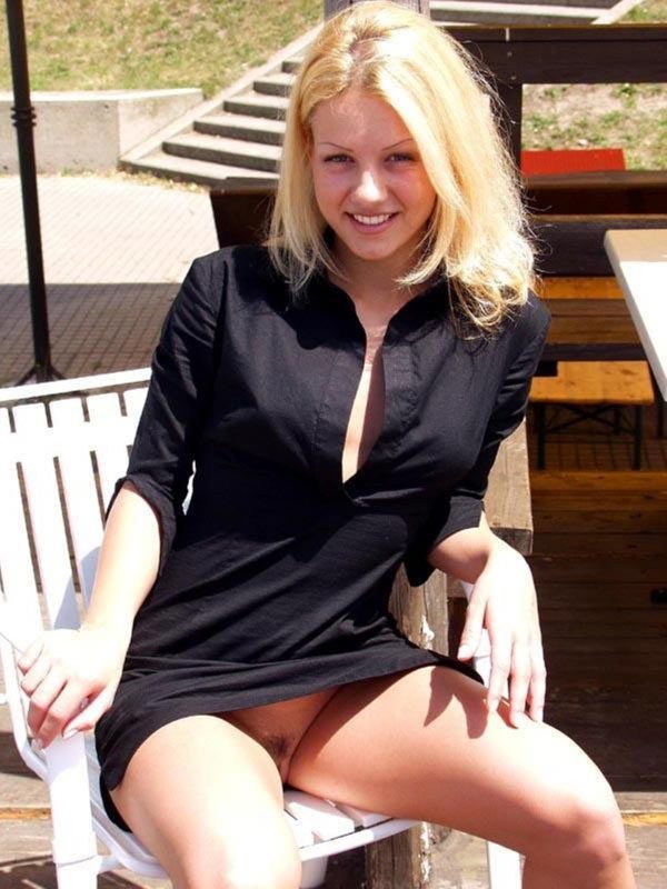 Смелые девицы без трусов под юбкой