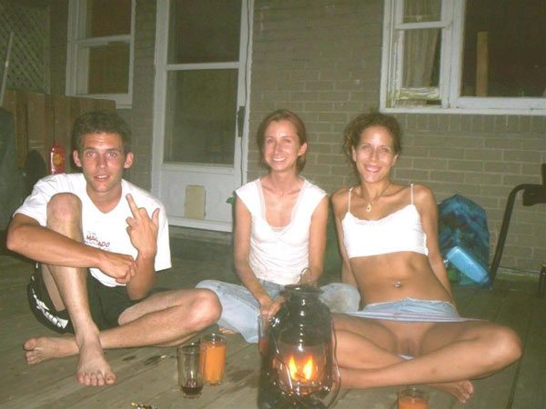 Смелые девицы без трусов под юбкой