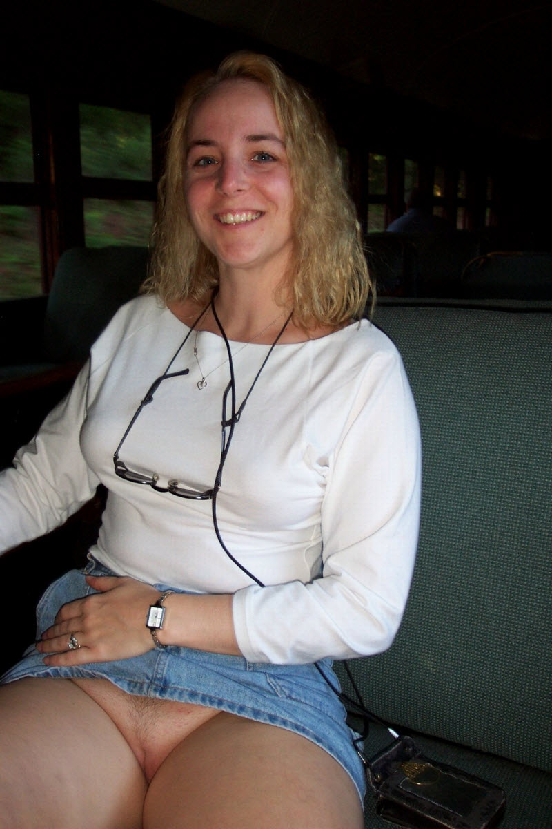 Раскованные девицы без трусов