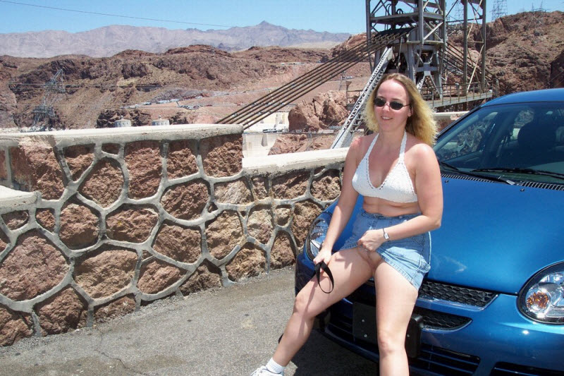 Раскованные девицы без трусов