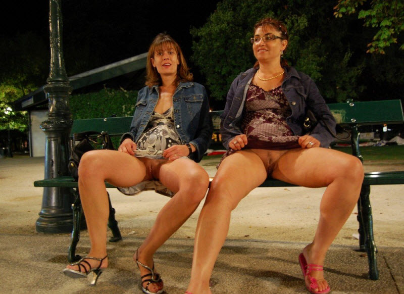 Раскованные девицы без трусов