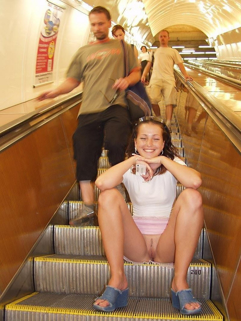 Раскованные девицы без трусов