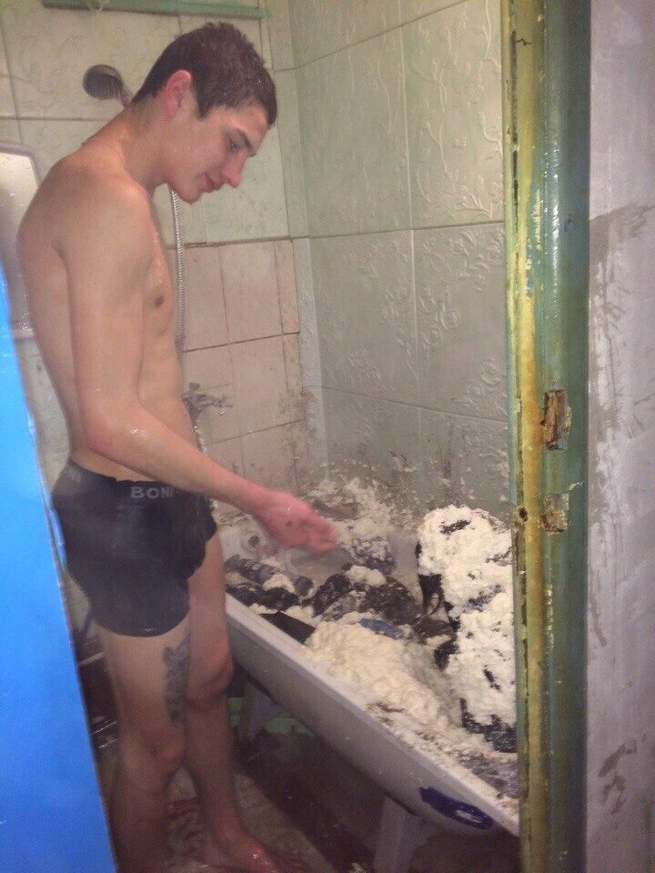 Строители расслабляются в ванной с монтажной пеной