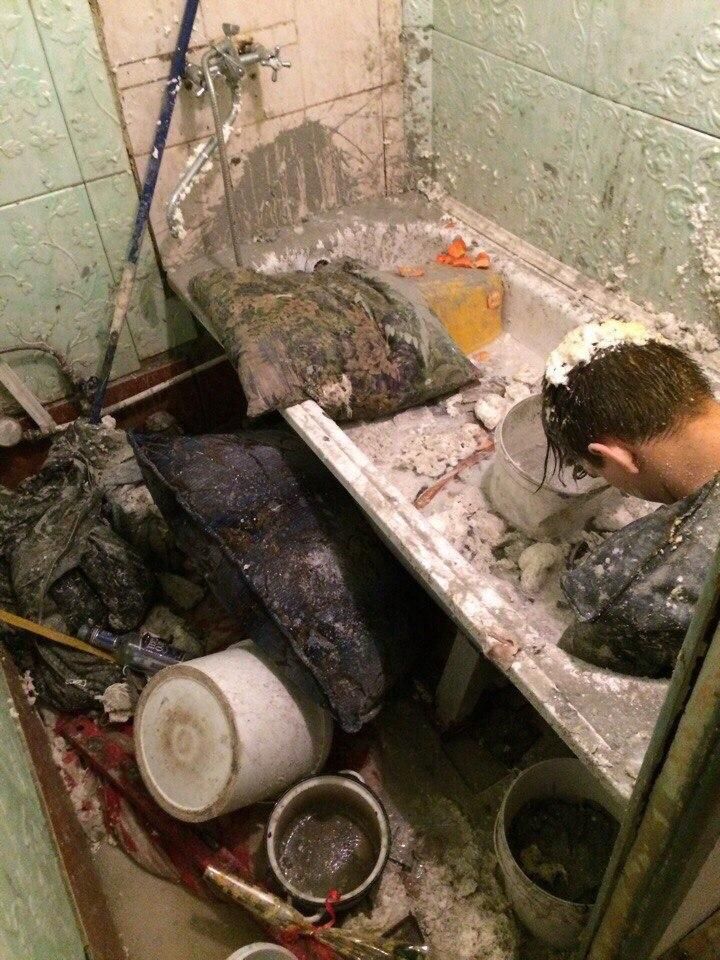 Строители расслабляются в ванной с монтажной пеной