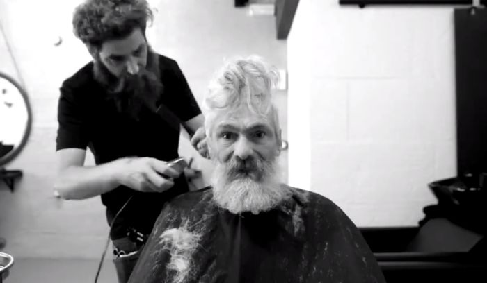 Парикмахеры превратили бездомного мужчину в стильного хипстера