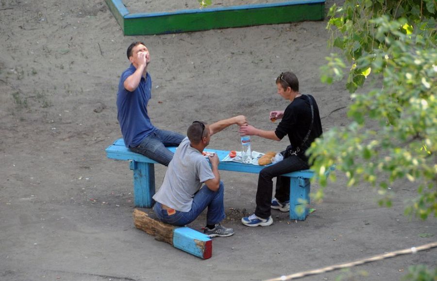 Жизнь на лавочке (23 фото)