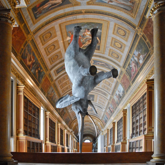 Cкульптур, над которыми не властны законы физики