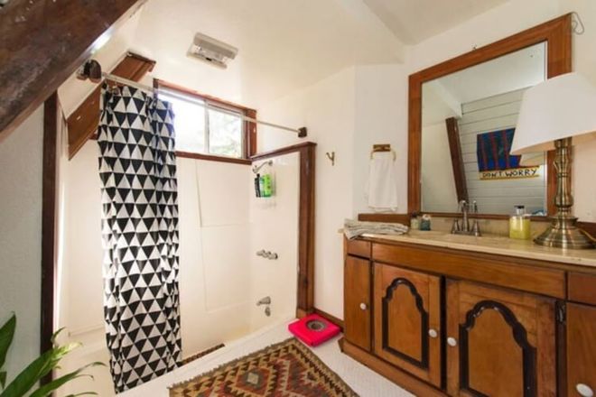 Никто не хотел покупать этот старенький домик