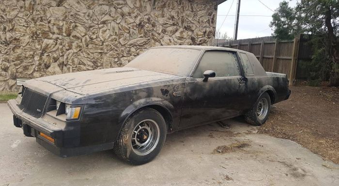 Пара автомобилей Buick Grand Nationals провела в гараже 30 лет