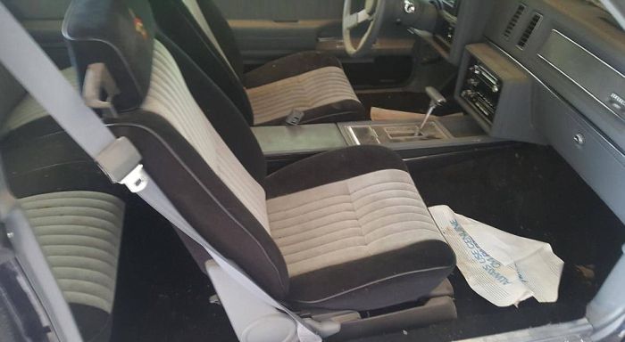 Пара автомобилей Buick Grand Nationals провела в гараже 30 лет