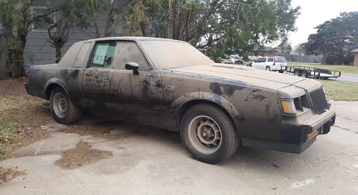 Пара автомобилей Buick Grand Nationals провела в гараже 30 лет