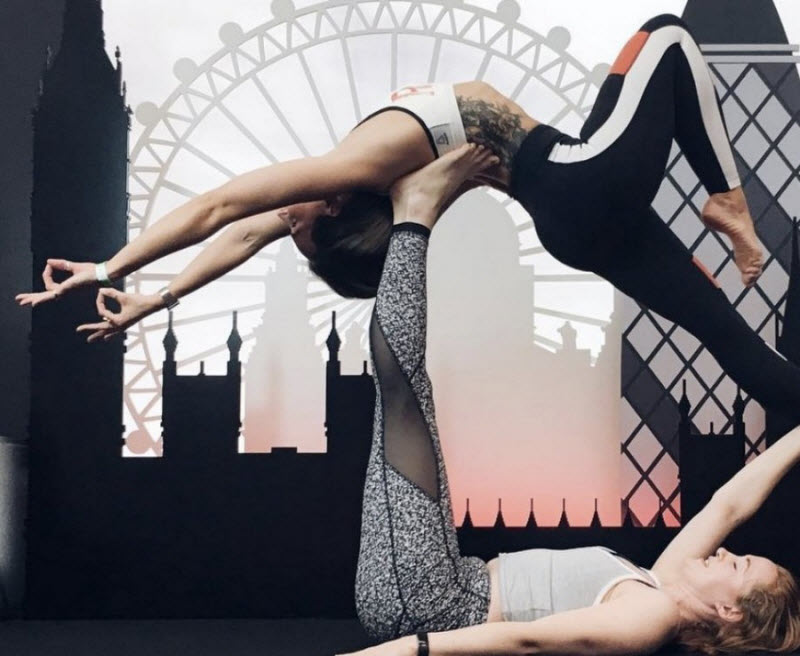 Стройные девчонки в спортивных штанишках